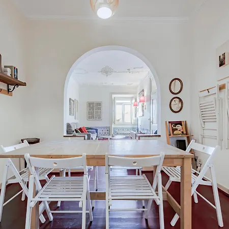 Tagus Views - 2br Alfama Castle - Historic Gem Лиссабон