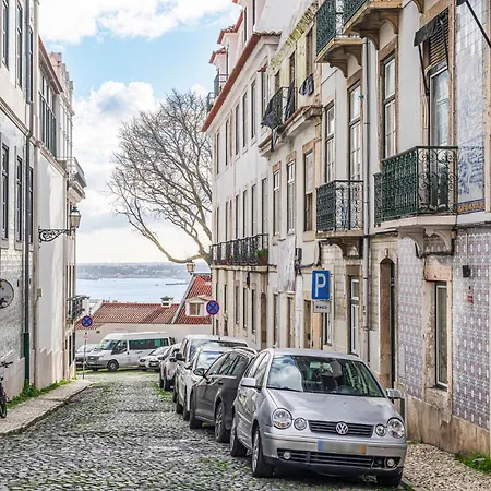 Апартаменты Tagus Views - 2br Alfama Castle - Historic Gem
