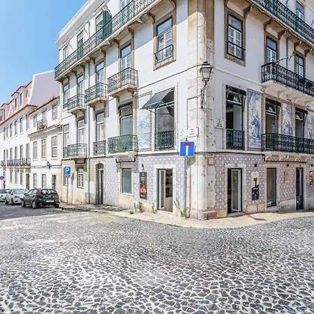 Tagus Views - 2br Alfama Castle - Historic Gem Апартаменты
