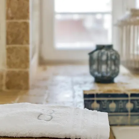 Tagus Views - 2br Alfama Castle - Historic Gem Апартаменты
