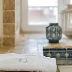 Tagus Views - 2br Alfama Castle - Historic Gem 아파트