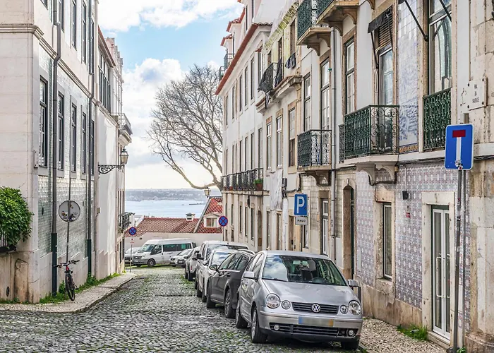 Διαμέρισμα Tagus Views - 2br Alfama Castle - Historic Gem