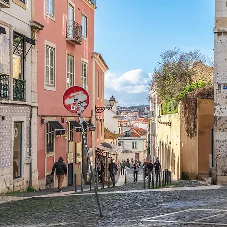 Tagus Views - 2br Alfama Castle - Historic Gem Apartman Lisboa