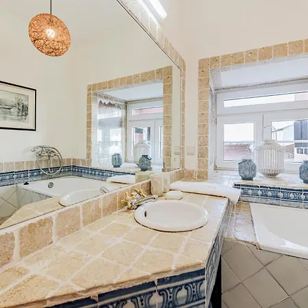 Tagus Views - 2br Alfama Castle - Historic Gem Apartman *
